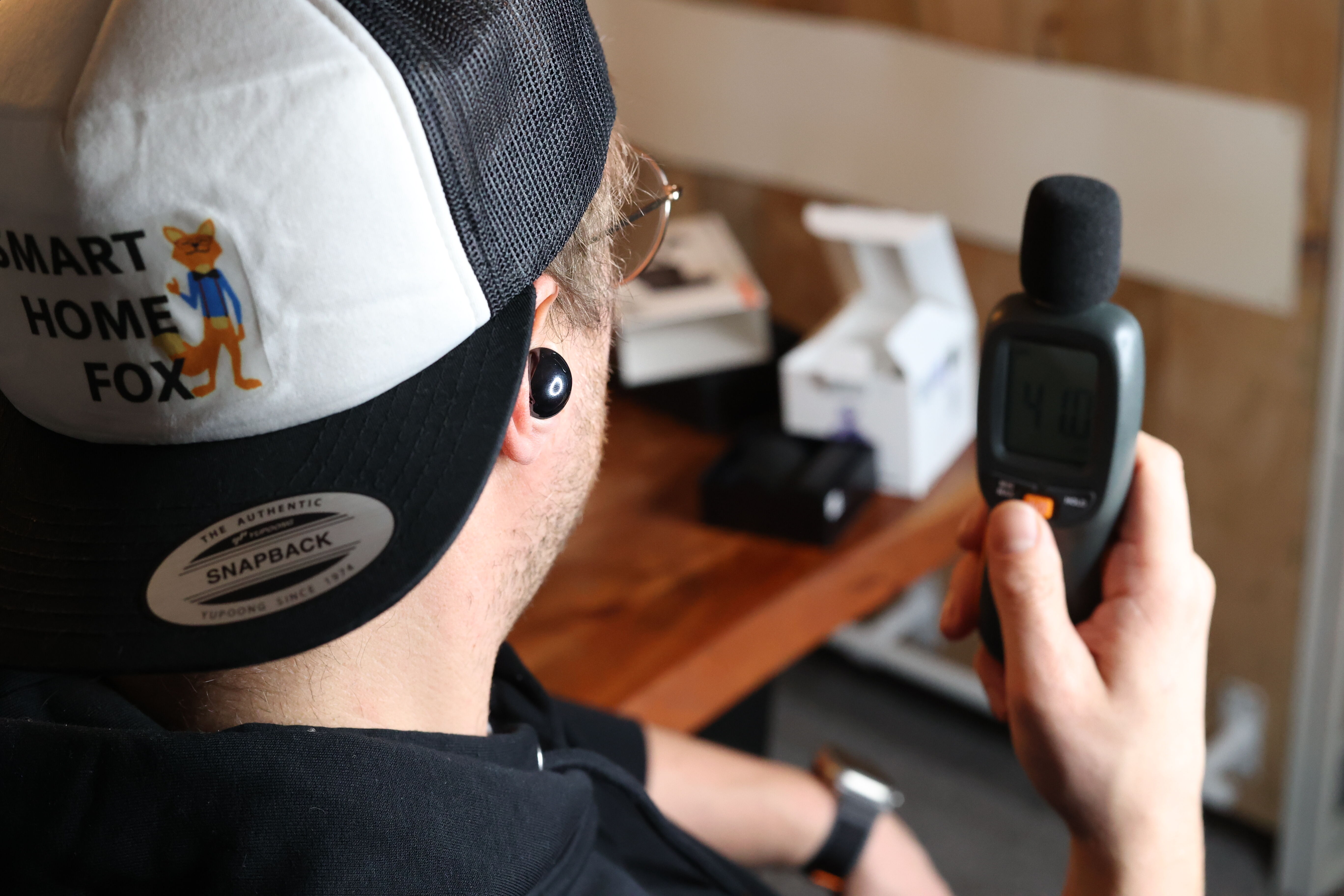 JBL In Ear Kopfhörer im Ohr während dem Noise Cancelling Test